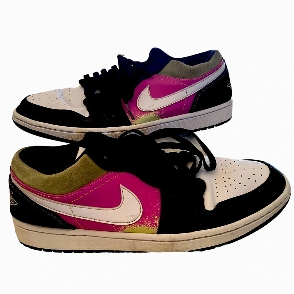 ▶️ Air jordan ◀️ 1 low black active fuchsia spray paint. Size 11